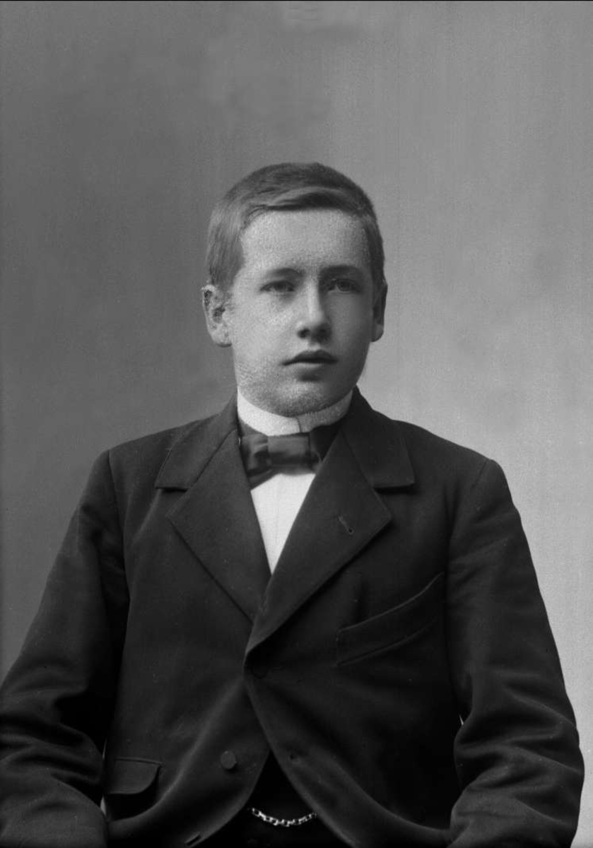 Gustav Borgen, Portrett, ung mann i dress. Trygve Klingenberg.