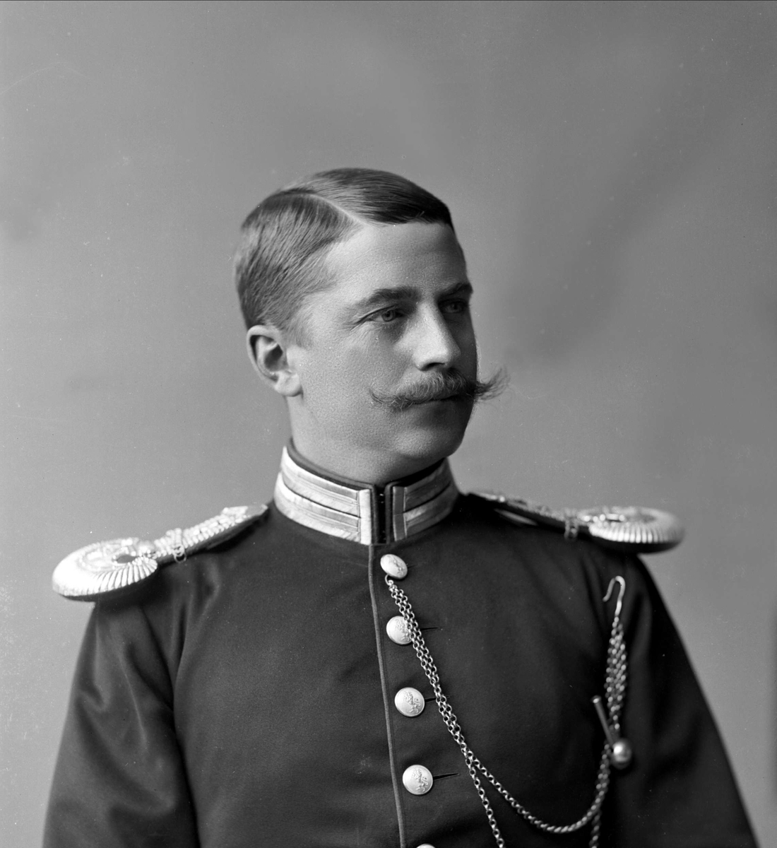 Gustav Borgen, Portrett, Ivar Aavatsmark i uniform.