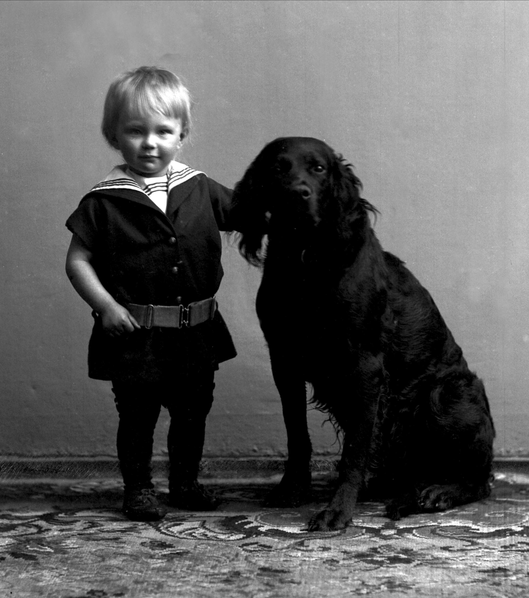 Gustav Borgen, Portrett, barn i matrosdress og hund.