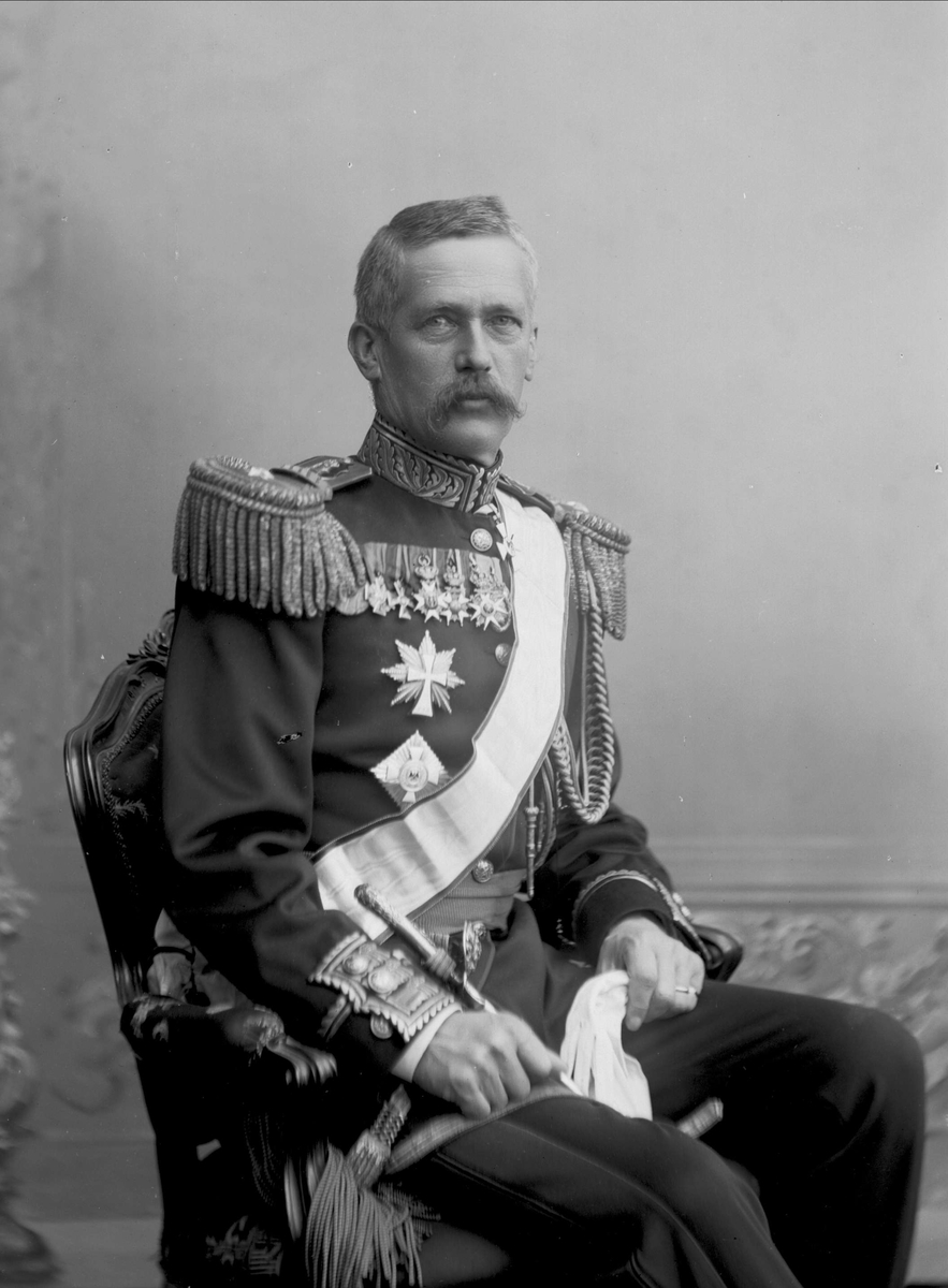 Gustav Borgen, Portrett, mann i gallauniform. Trygve Olavsson Klingenberg.