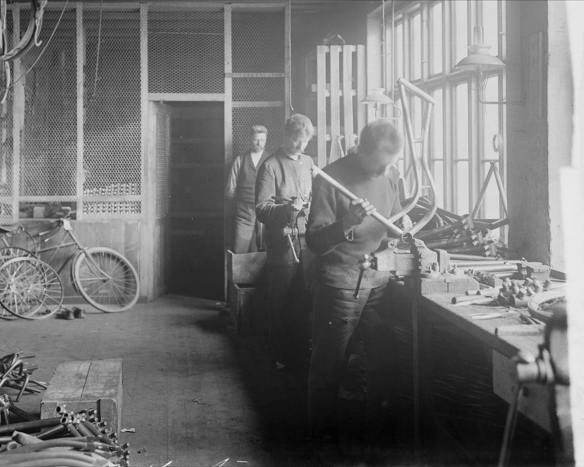 Gustav Borgen, Fra verkstedet til C. E Sontum & Amerikanske artikler, automobiler og cycler.
