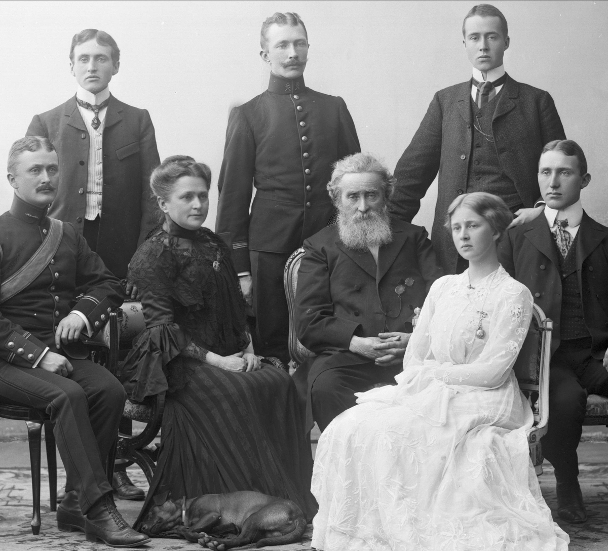 Gustav Borgen, Gruppeportrett, familien Eckbo. Foreldre, fem sønner og en datter. Nils, Martha, Eivind, Aksel, Carl Leo, Olaf, Gunnvor og Nils Eckbo.
