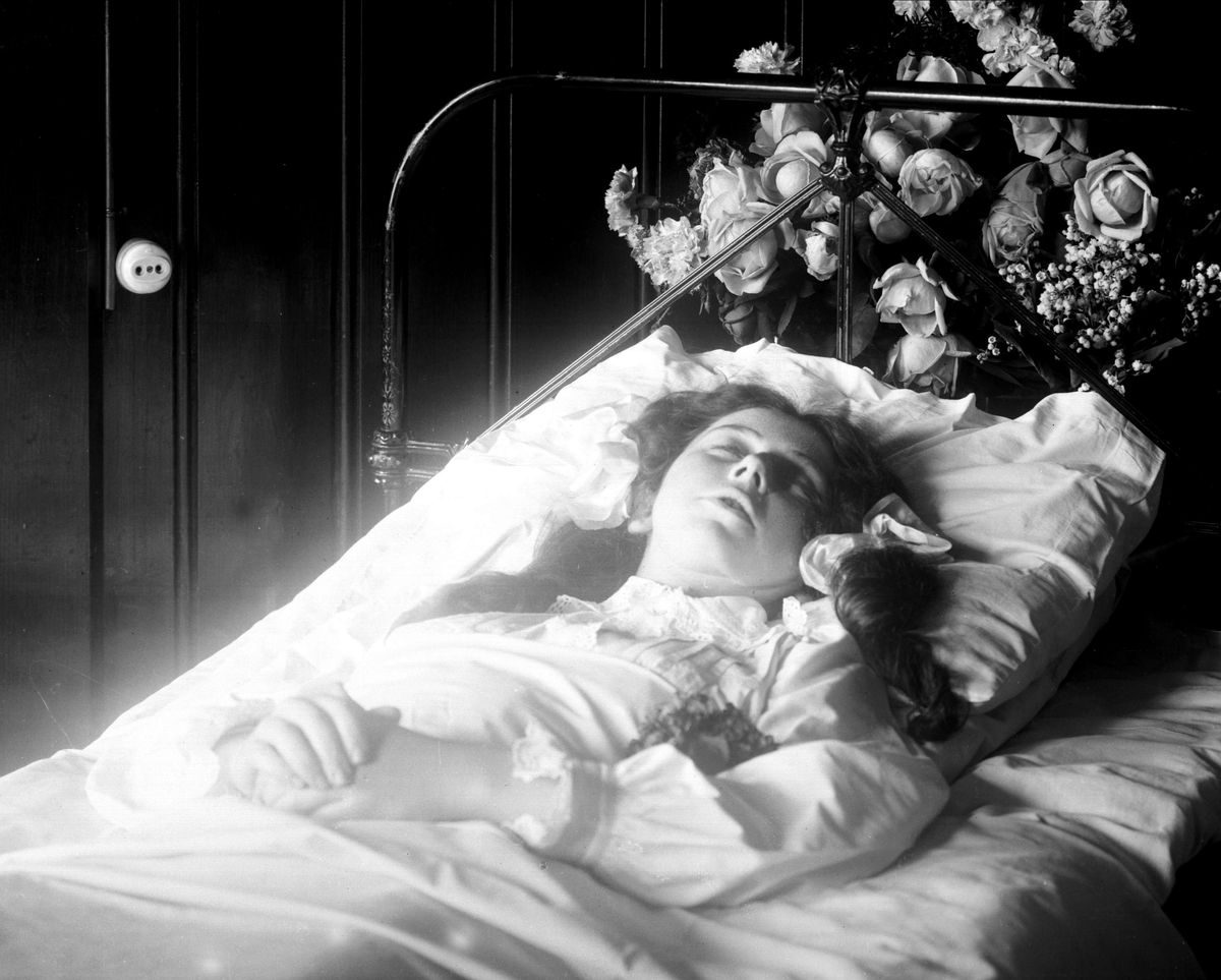 Gustav Borgen, Post mortem-fotografi. Pike stelt og pyntet til begravelse.