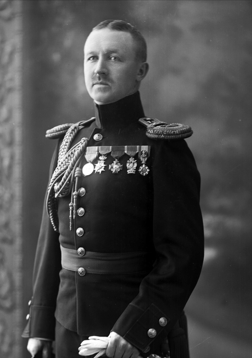 Gustav Borgen, Portrett, Johan I K L'Orange i uniform som kaptein i generalstaben.