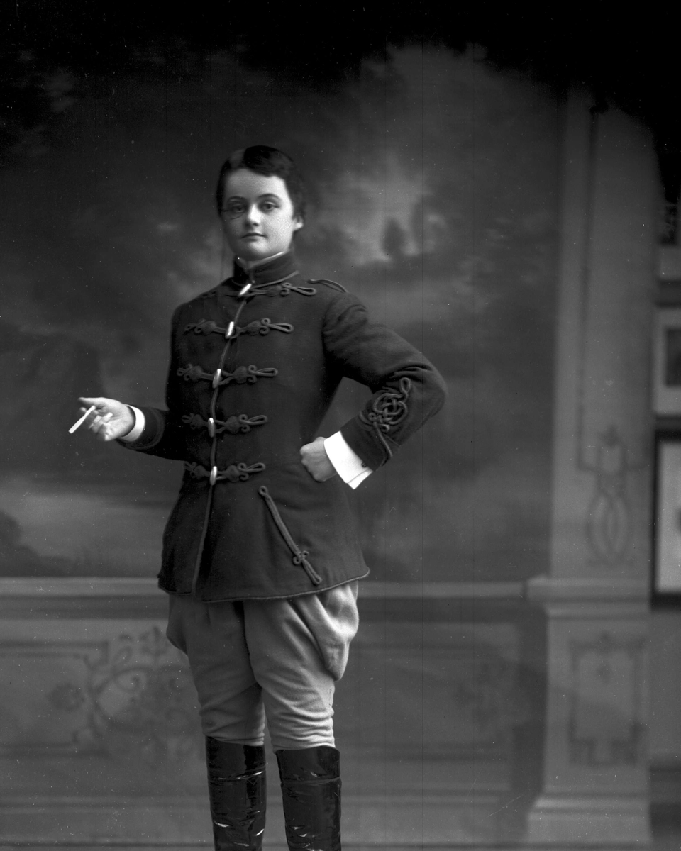 Gustav Borgen, Portrett, kvinne oppkledd i uniform med sigarett og lorgnett. Skøyen, (Høstmanøvre). Erna Bergh.
