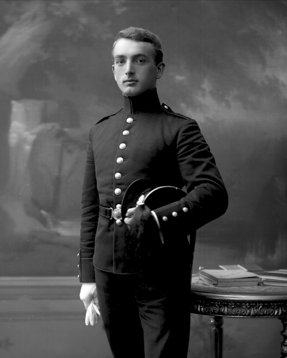 Gustav Borgen, Portrett, mann i kadettuniform.