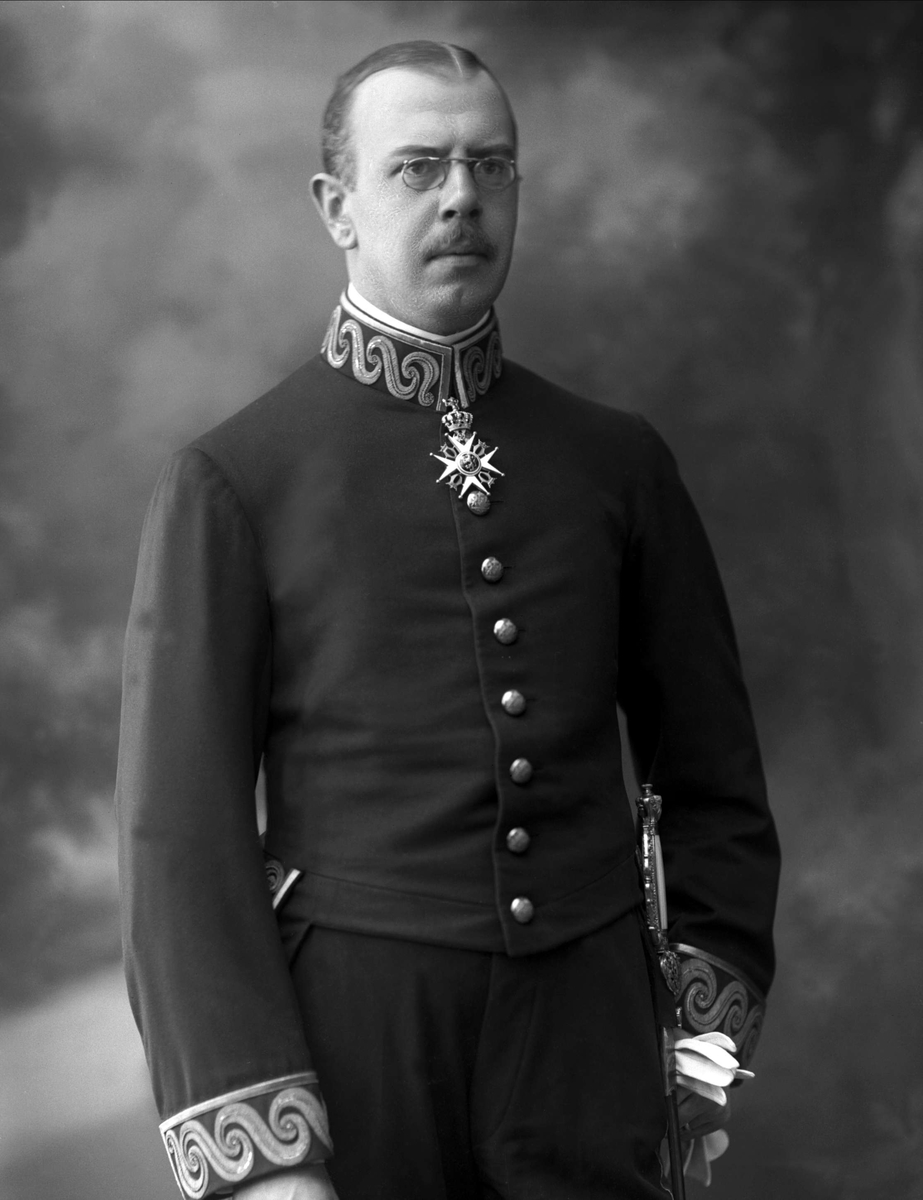 Gustav Borgen, Portrett, legasjonsekretær Westmann i uniform for den svenske utenrikstjenesten.