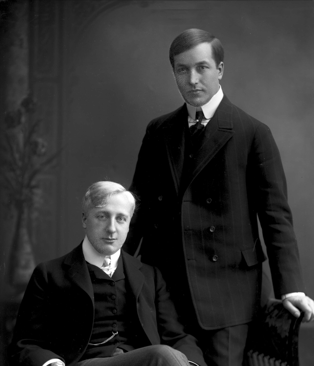 Gustav Borgen, Gruppeportrett, dirigent og musiker Birger Hammer og en medmusikant.