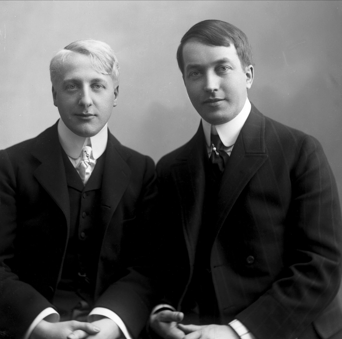 Gustav Borgen, Gruppeportrett, dirigent og musiker Birger Hammer og en medmusikant.