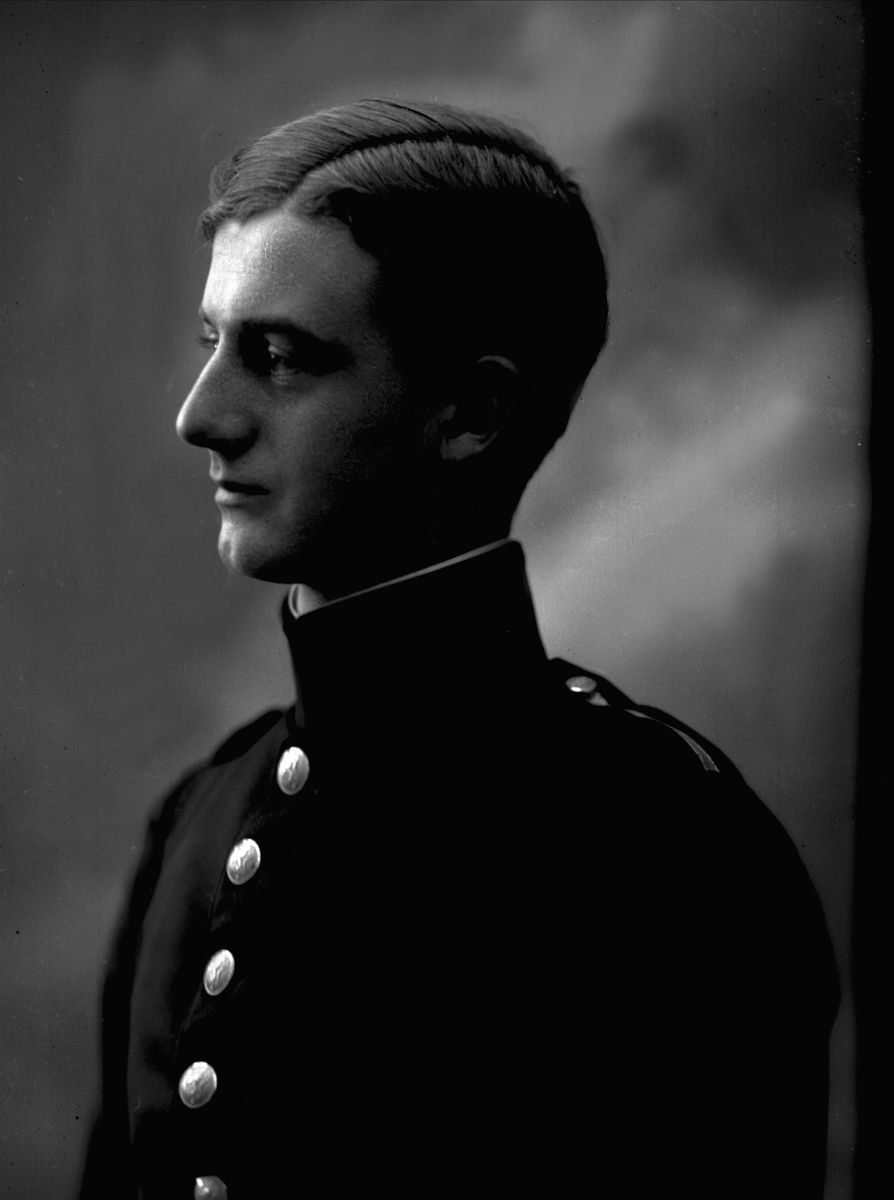 Gustav Borgen, Portrett, mann i kadettuniform.