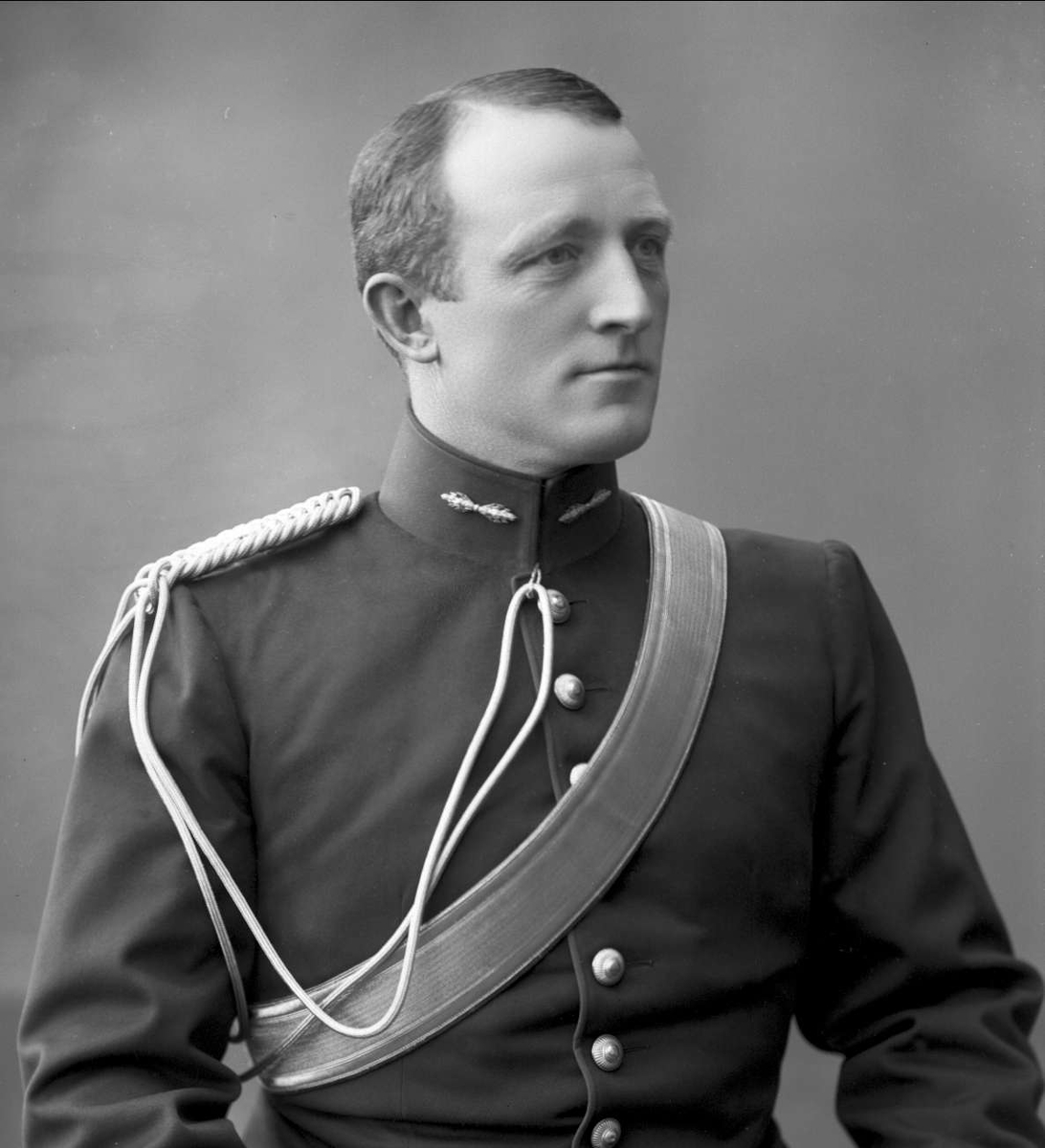 Gustav Borgen, Portrett, Johan Tidemann Sverre, (1867-) i uniform som kaptein ved artilleriet som reglementert fra 1894 til 1910.