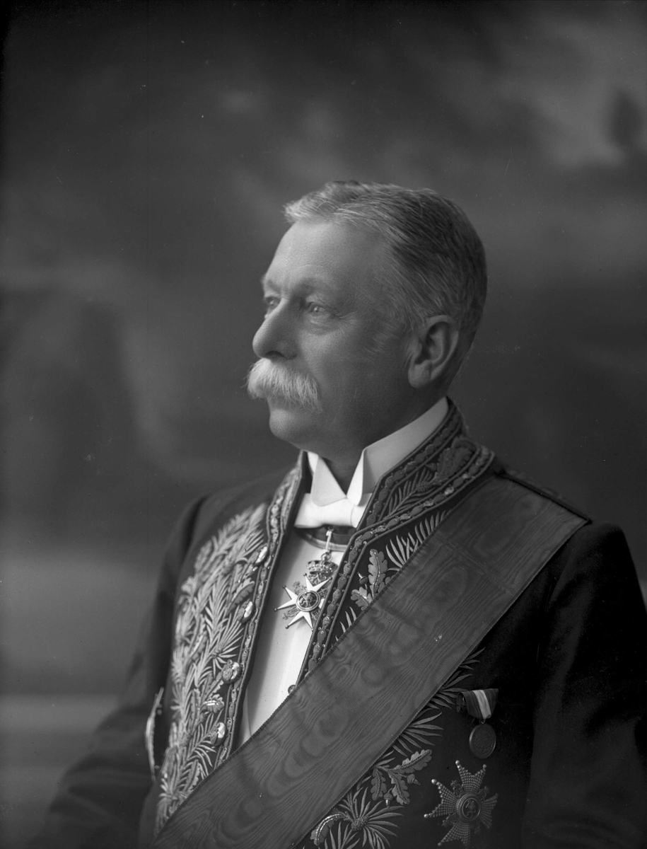 Gustav Borgen, Portrett, Nicolai Christian Grove Prebensen (1850-1930). i uniform som sendemann i den norske utenrikstjeneste som reglementert fra 1906 til 1923.