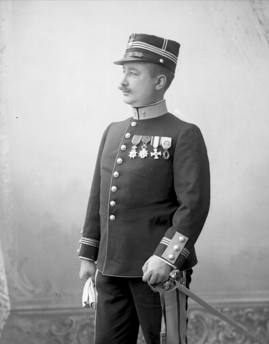 Gustav Borgen, Portrett, Thomas Thomassen Heftye i uniform som kaptein i Ingeniørkorpset.