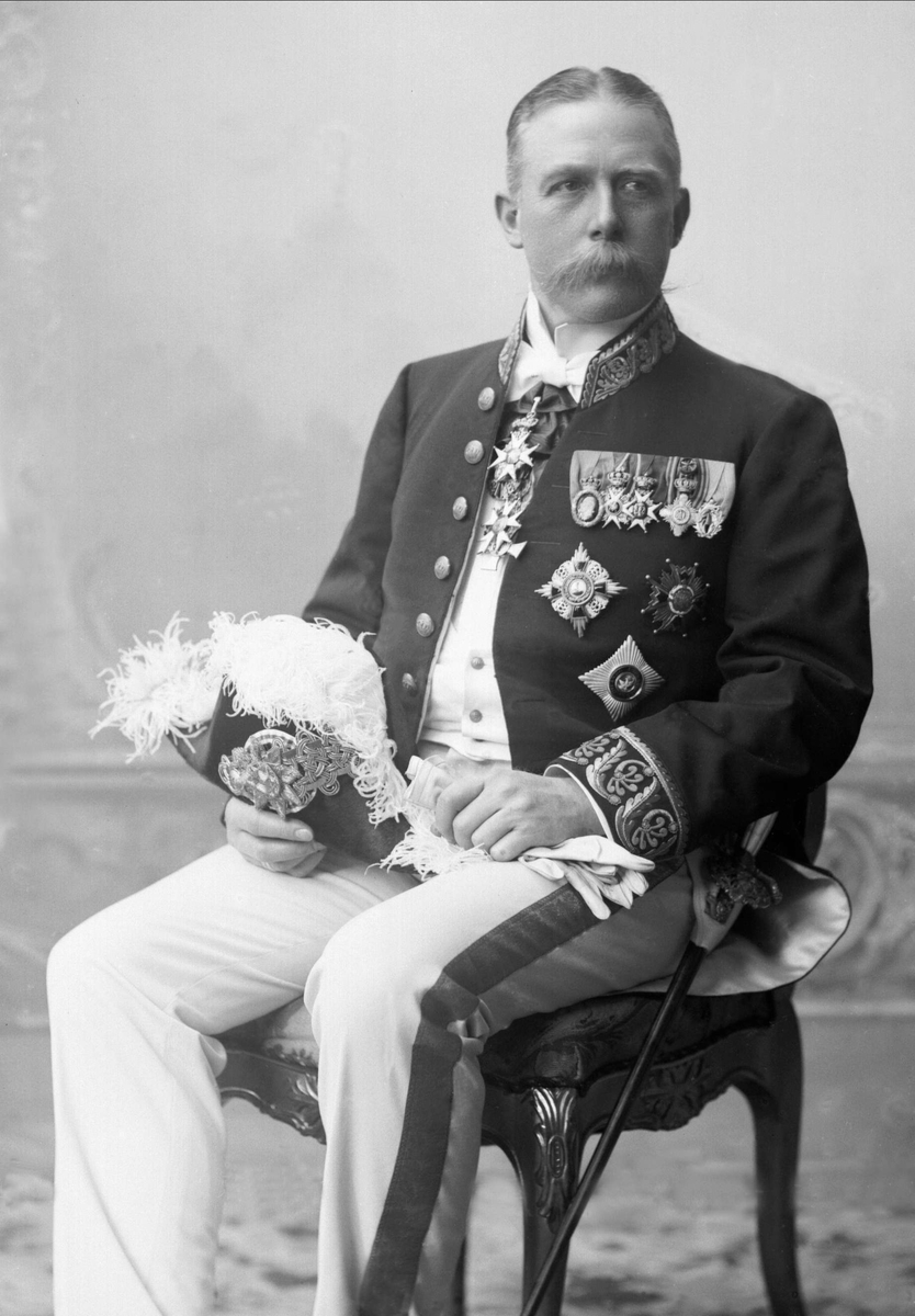 Gustav Borgen, Portrett, Fredrik Frantz Michael Wilhelm "Frits" Rustad (1852-1930) i uniform som hoffmarskalk.