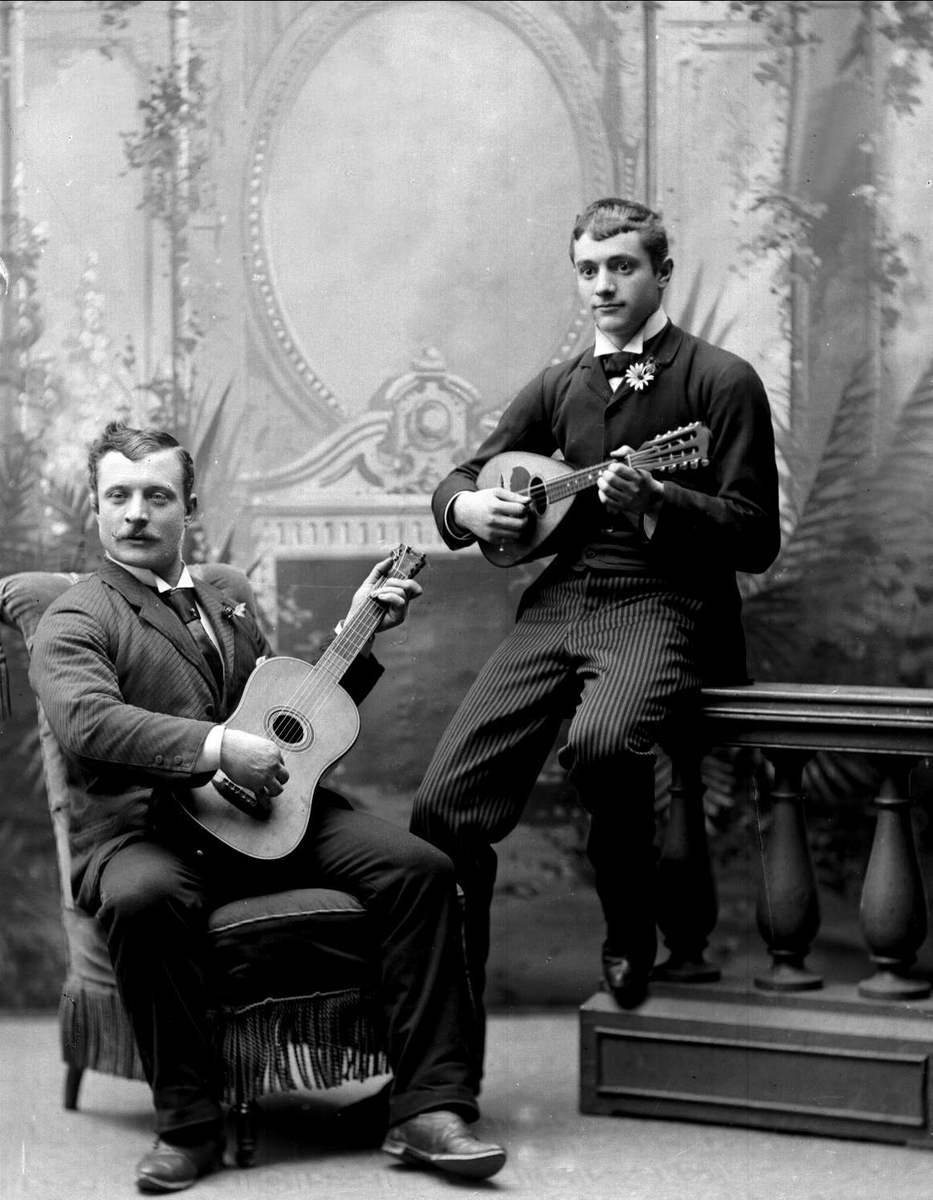 Gustav Borgen, Gruppeportrett, to herrer spiller duett, gitar og mandolin. Gazgani.