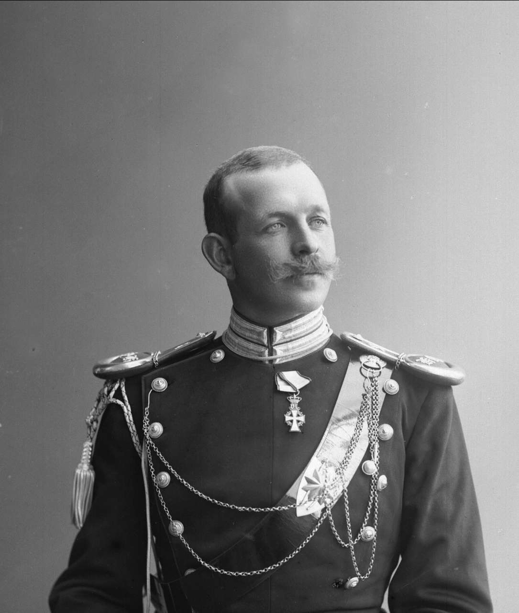 Gustav Borgen, Portrett, Jens Jacob Jensen (1863-1919) i uniform som rittmester. Medeier i Myrens verksted.