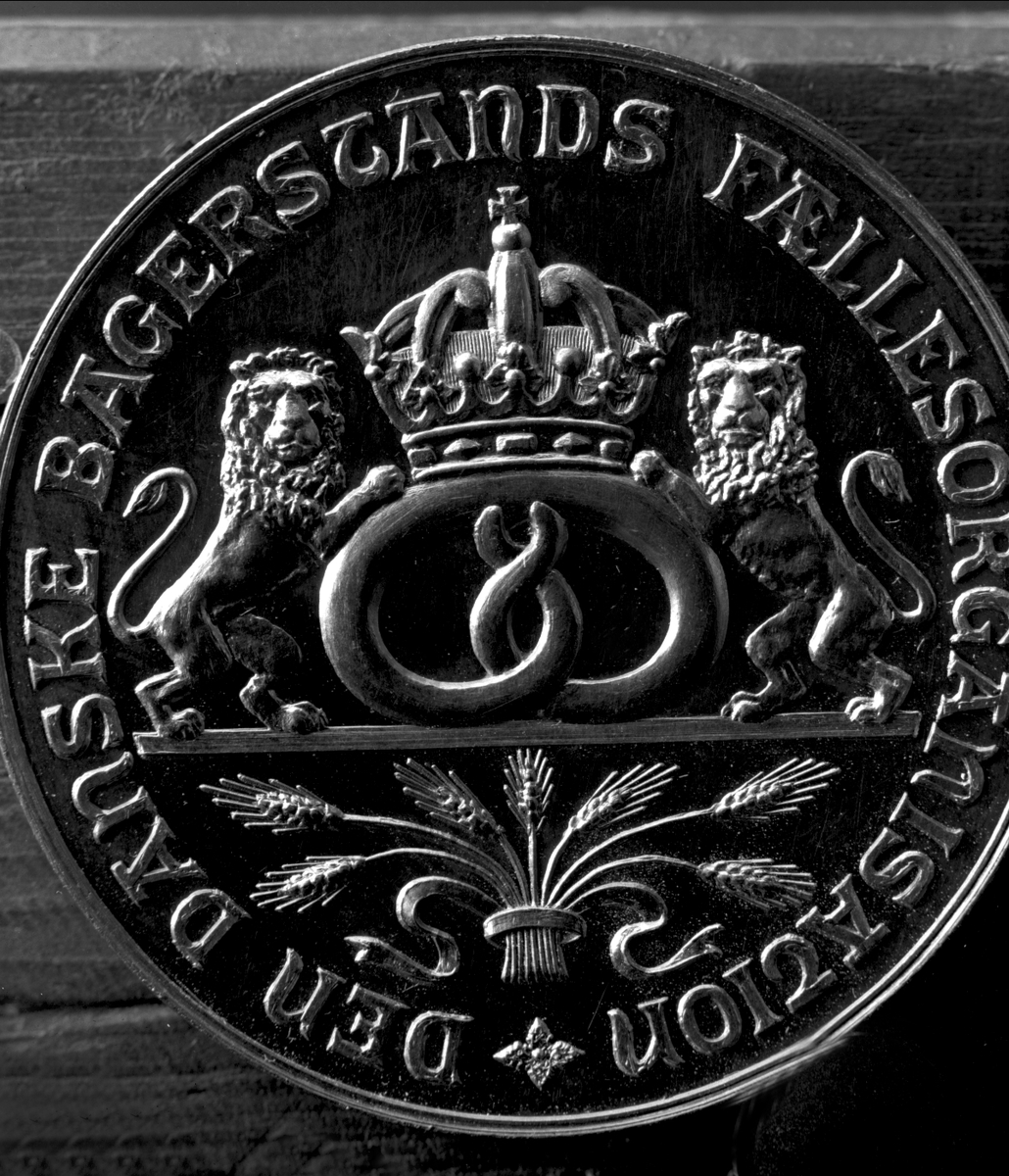 Gustav Borgen, (Medalje fra den Nordiske bakeri og konditoriutstilling i Kjøbenhavn i 1906.) Den danske bagerstands fællesorganisation