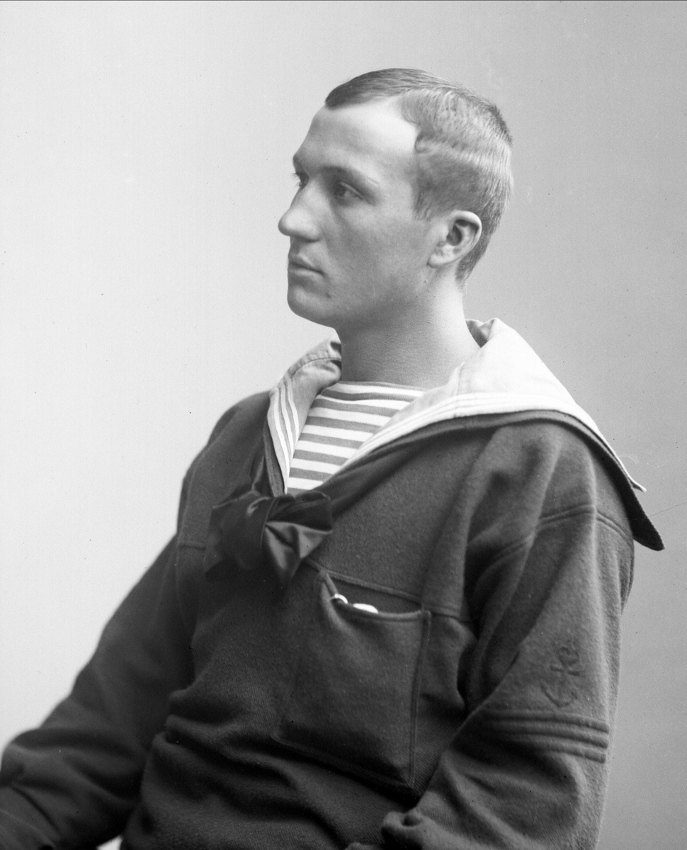 Gustav Borgen, Portrett, matros i uniform.