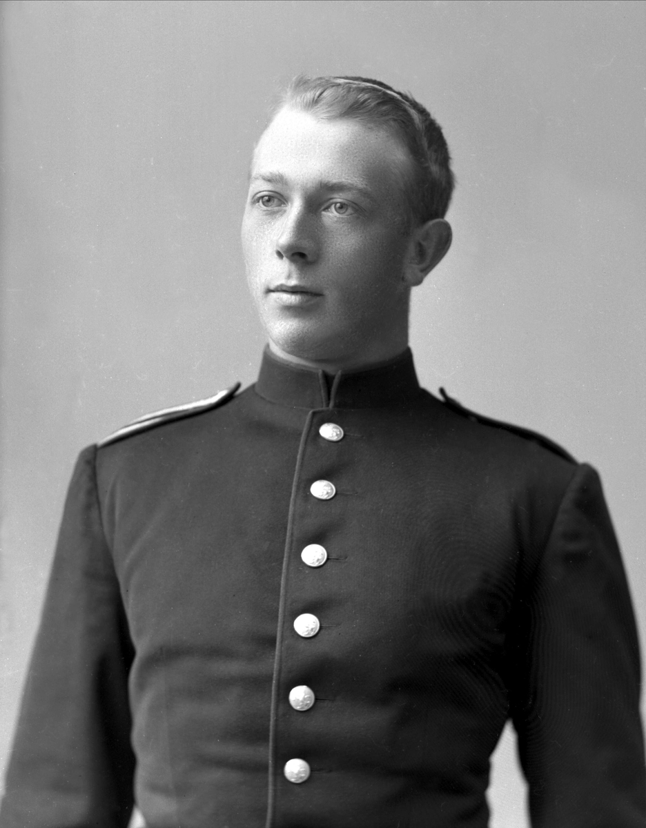 Gustav Borgen, Portrett, mann i kadettuniform.