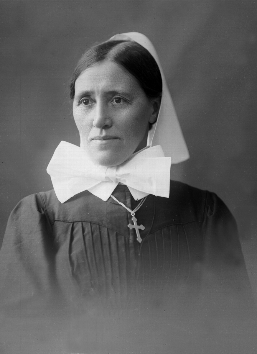 Gustav Borgen, Portrett, kvinne i sykepleieruniform. Søster Lina Løken.