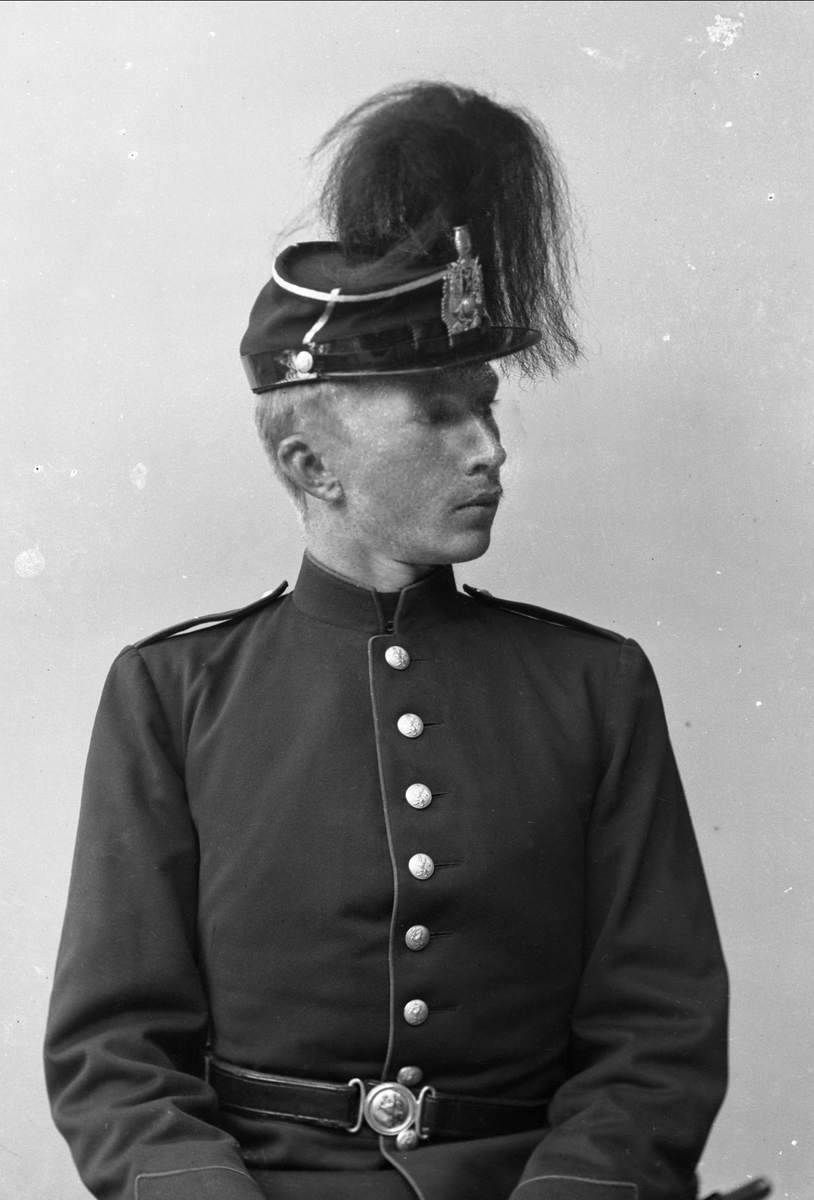 Gustav Borgen, Portrett, mann i kadettuniform.