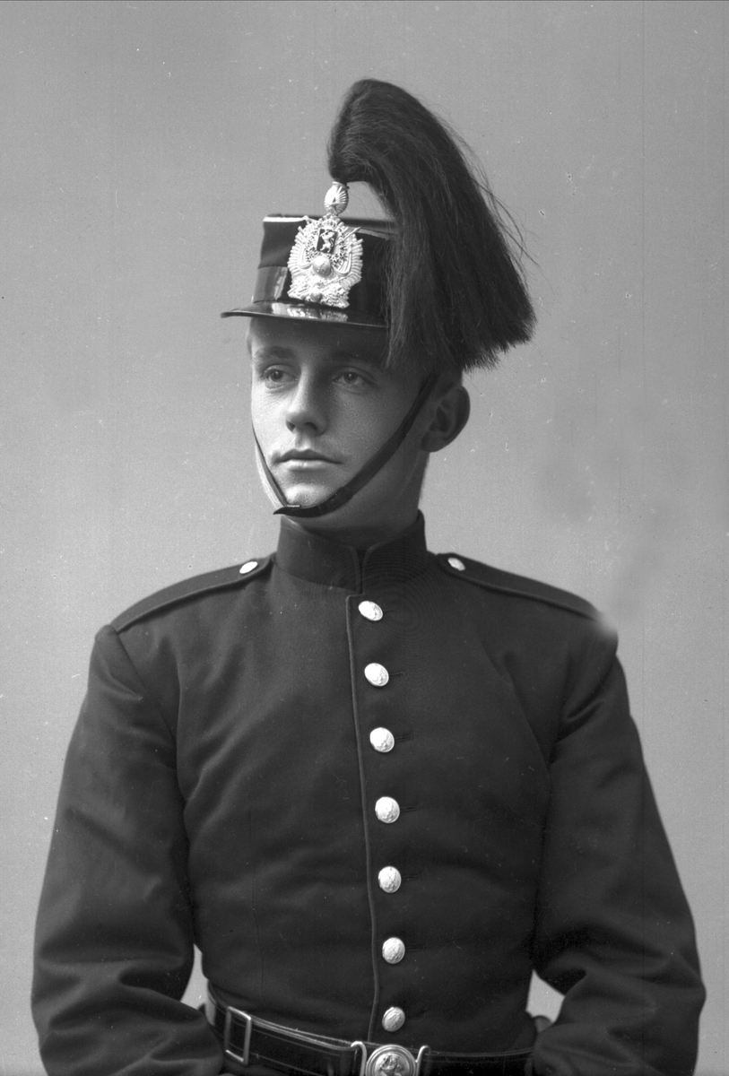 Gustav Borgen, Portrett, mann i kadettuniform.