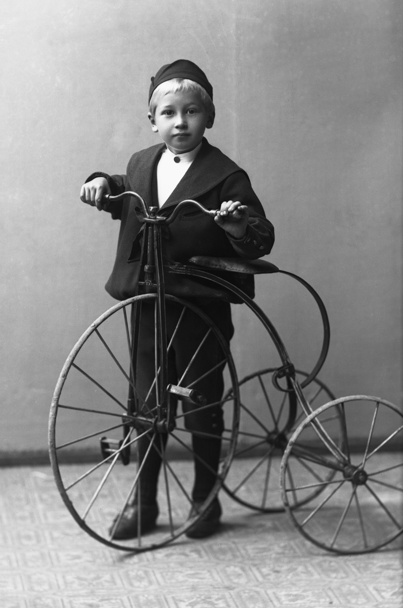 Gustav Borgen, Portrett, gutt på en trehjulsykkel, ca 1892. Kristen Thrue.