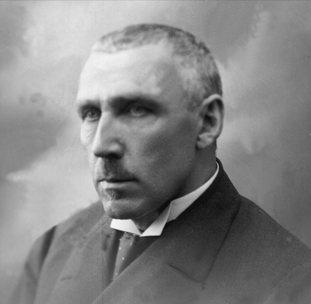 Gustav Borgen, Portrett, mann i dress. Simon Sjølie.