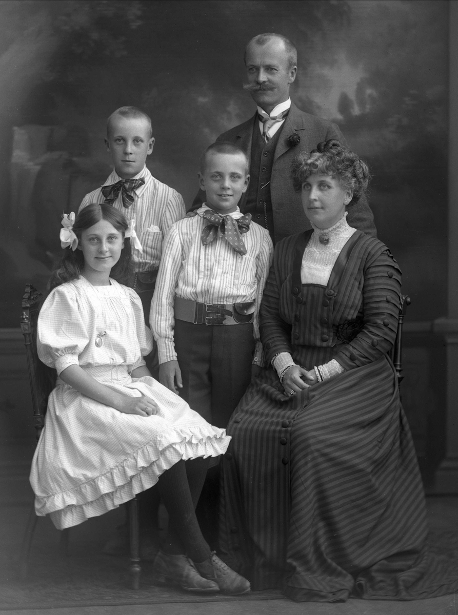 Gustav Borgen, Gruppeportrett, familien Dammann. Rolf og Axel, Kirsten, Aage og Gunhild Marie.