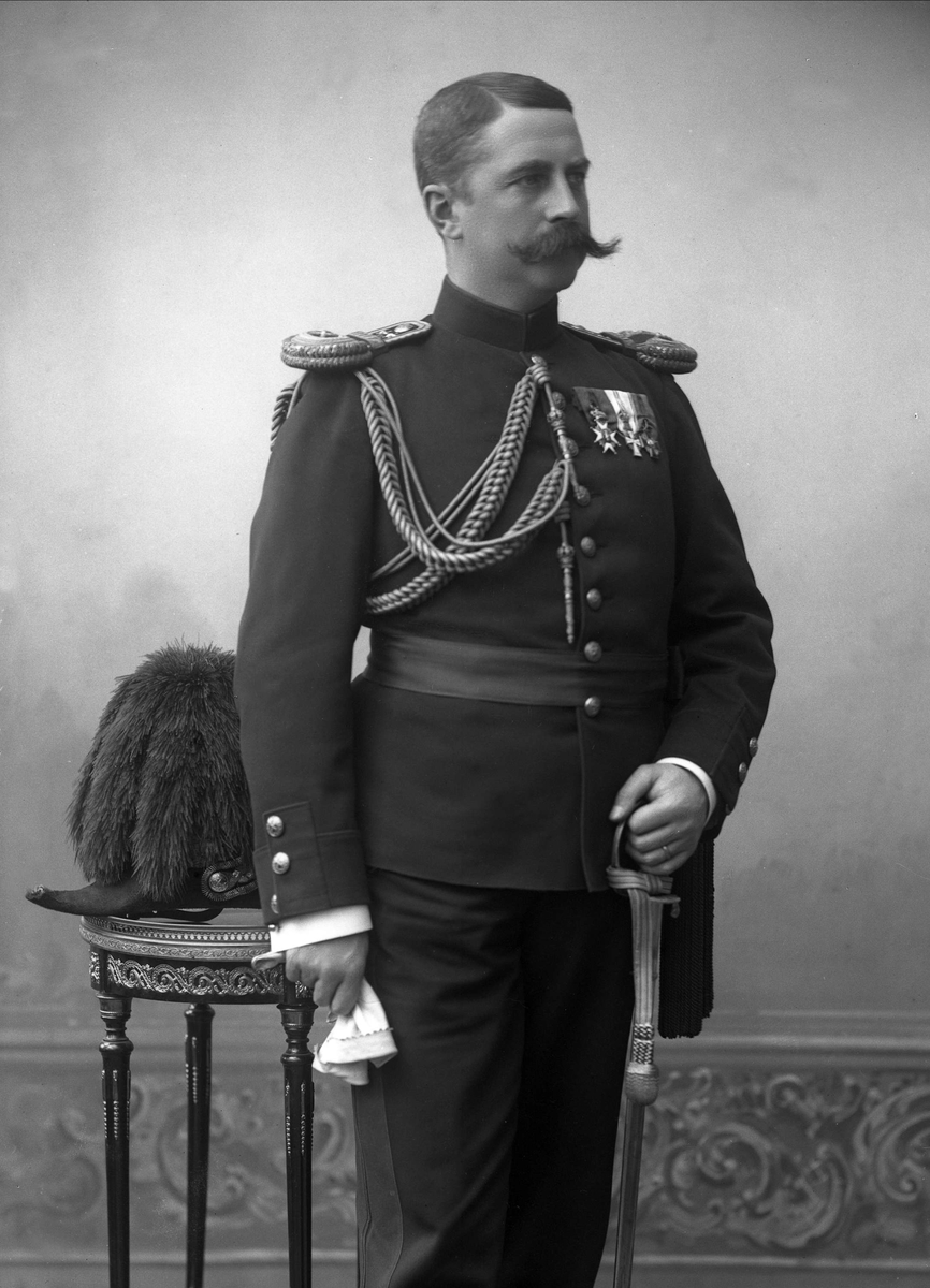 Gustav Borgen, Portrett, Ivar Aavatsmark i uniform.