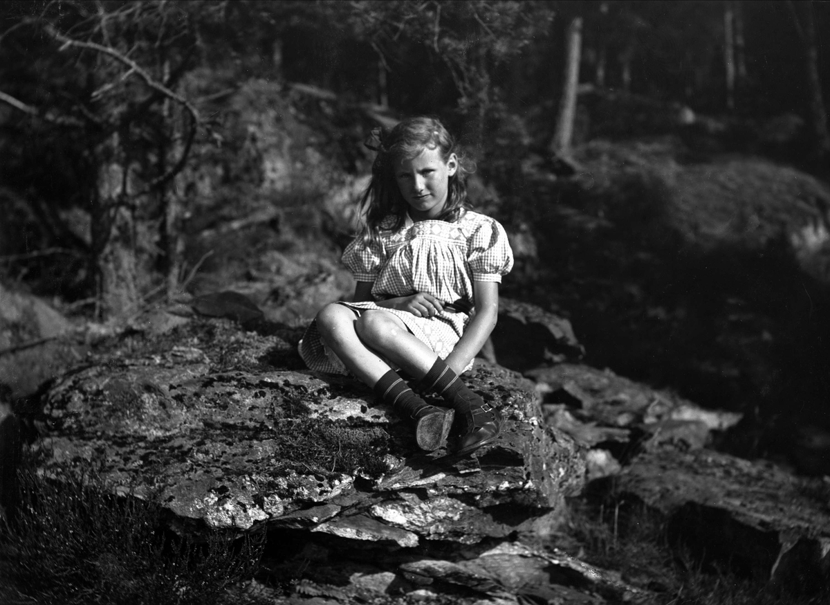Gustav Borgen, Portrett, ung pike sittende på fjellet i skogen.
