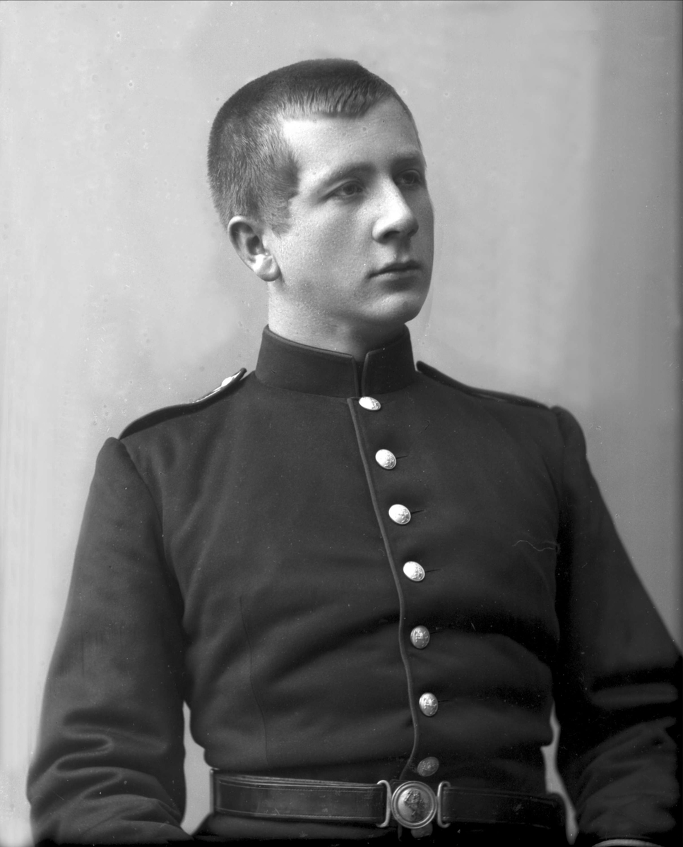 Gustav Borgen, Portrett, mann i kadettuniform.