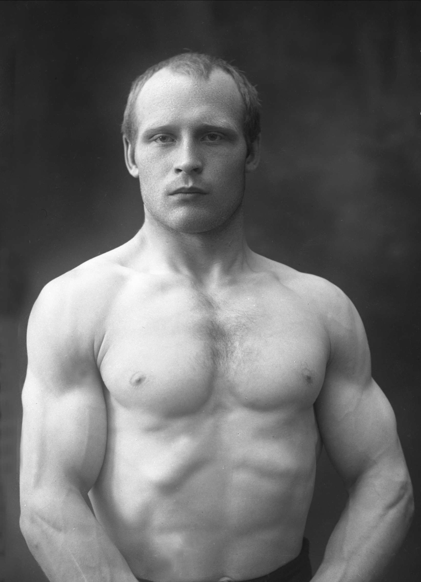 Gustav Borgen, Portrett, bryter Eugen Karlsen i bar overkropp.