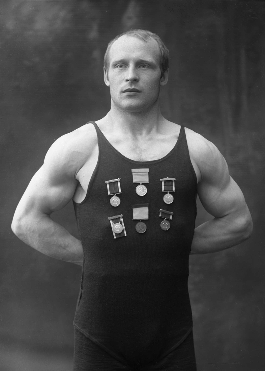 Gustav Borgen, Portrett, bryter Eugen Karlsen i brytertrøye med medaljer.