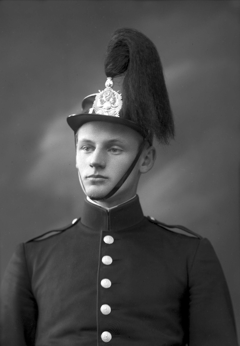 Gustav Borgen, Portrett, mann i kadettuniform. Alv Kjøs.