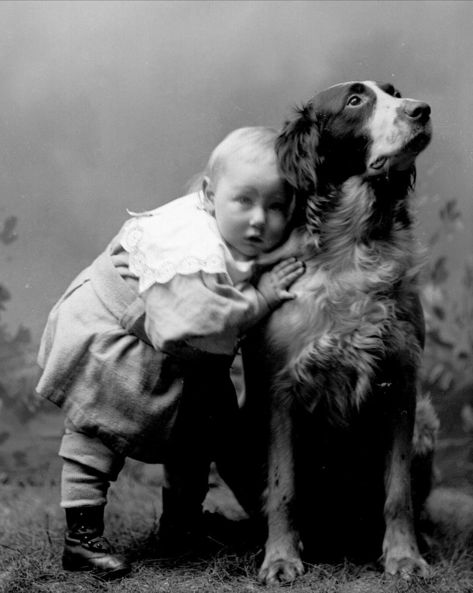 Gustav Borgen, Portrett, lite barn med hund.