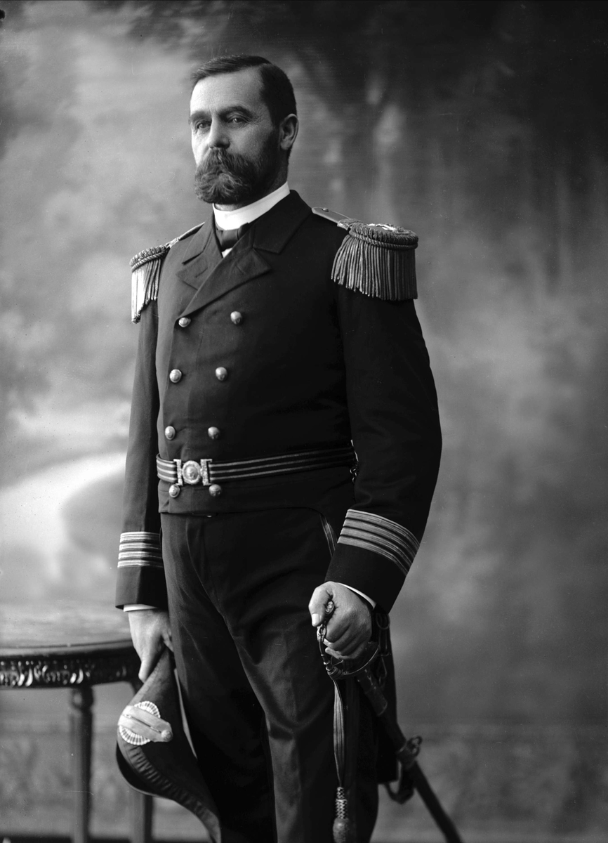 Gustav Borgen, Portrett av sjøfartsdirektør Harald Pedersen i uniform som kommandørkaptein ved marinens intendantur.