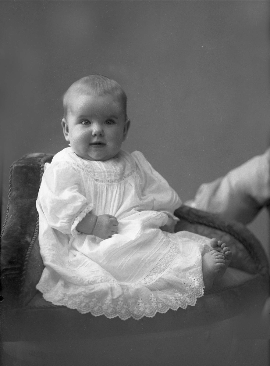 Gustav Borgen, Babyportrett av Inger Laache.