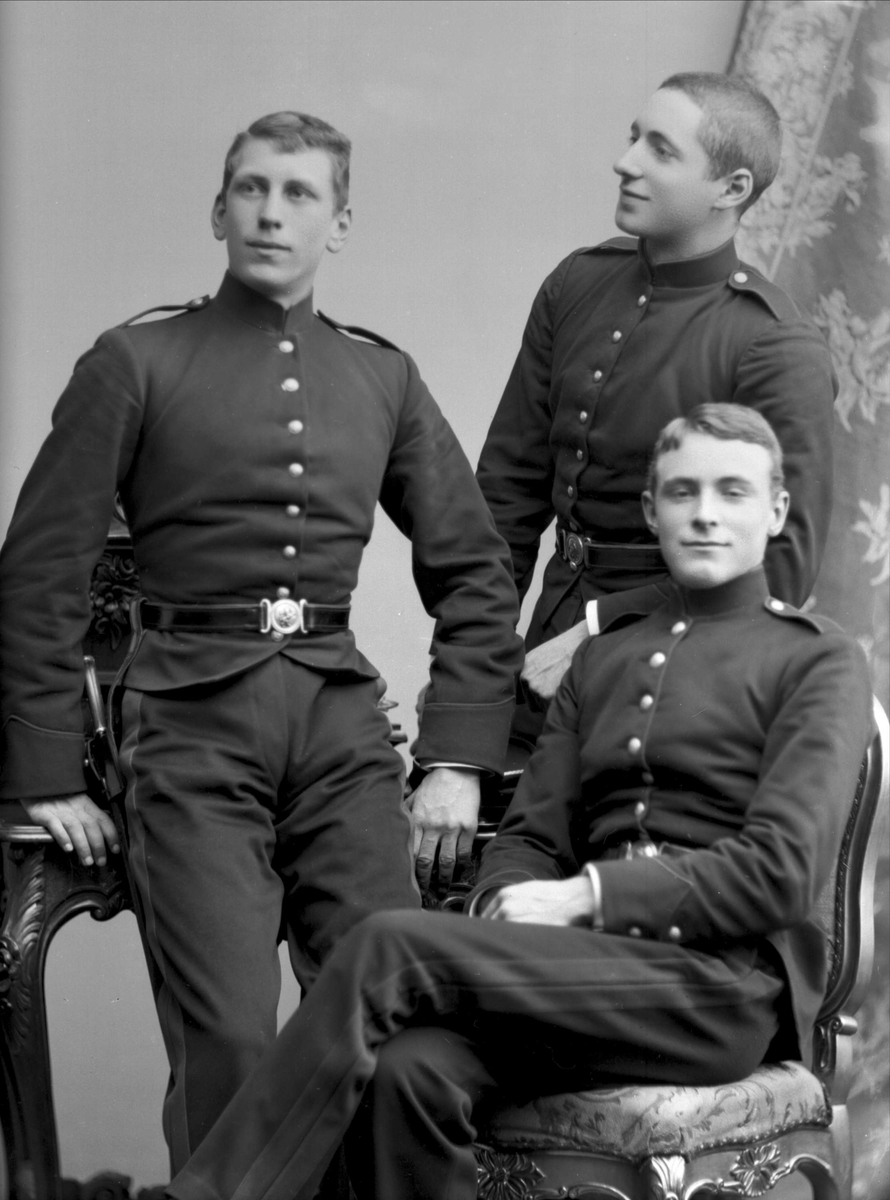 Gustav Borgen, Gruppeportrett, tre menn i kadettuniform.