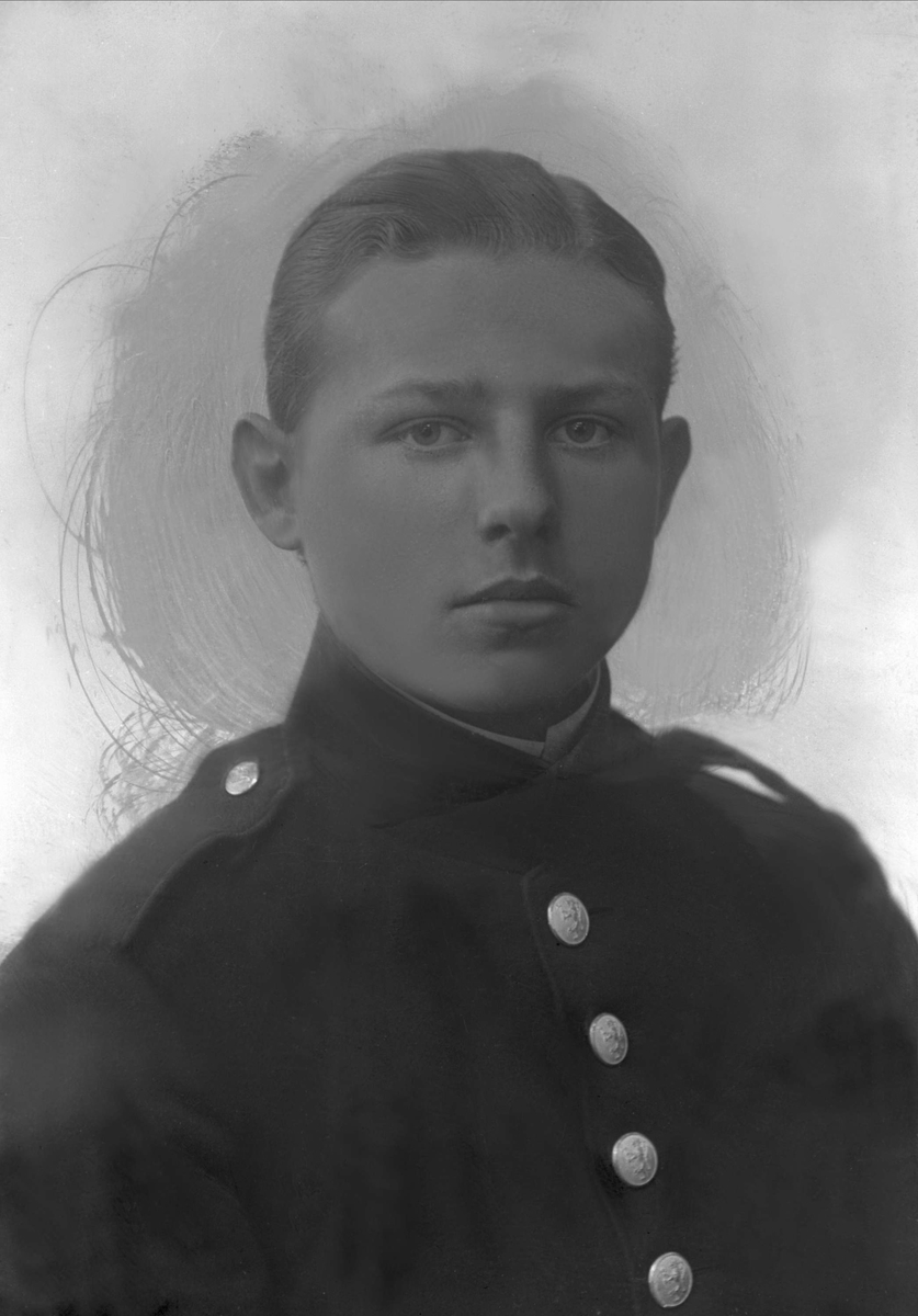 Gustav Borgen, Portrett, mann i kadettuniform.