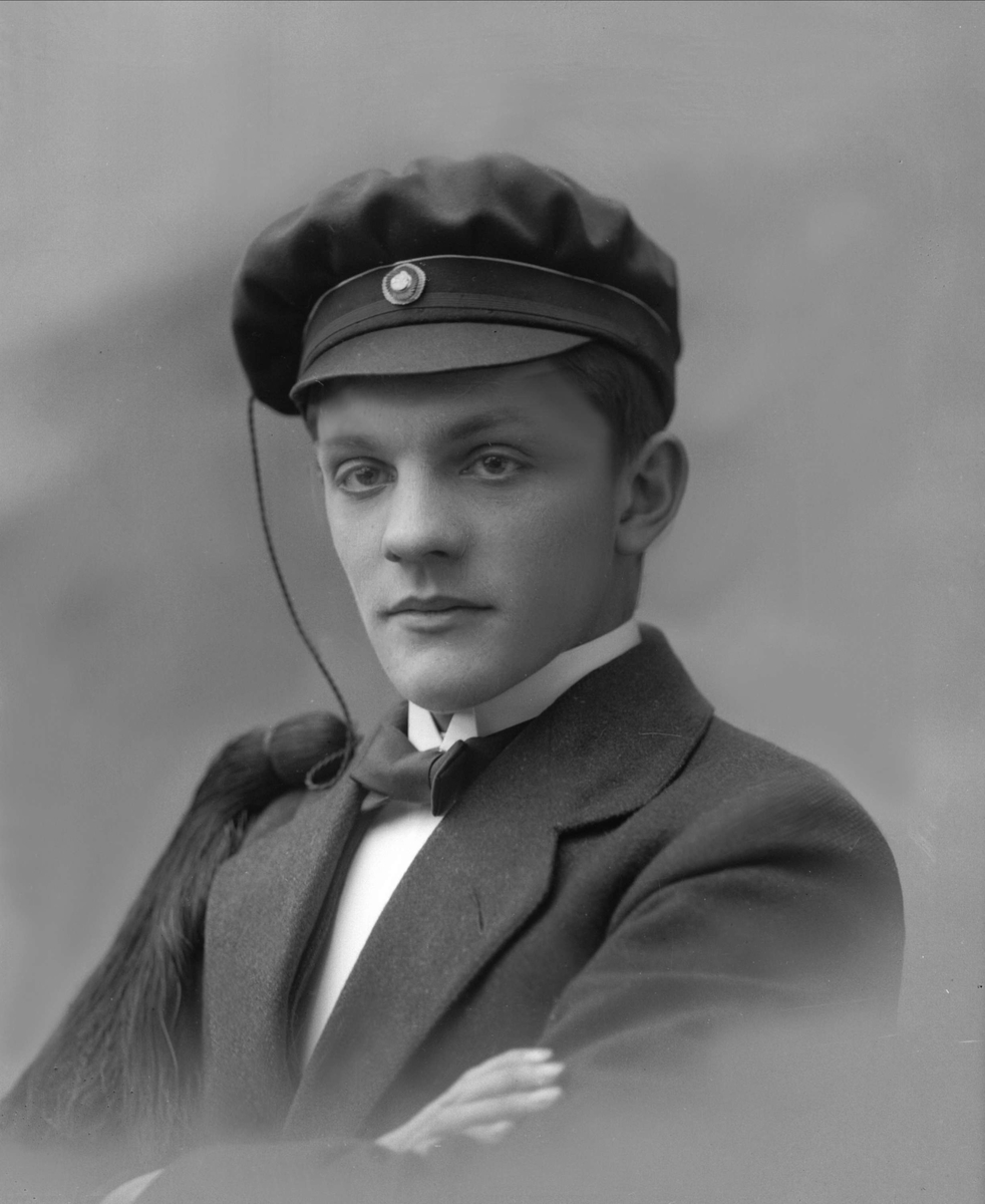 Gustav Borgen, Portrett, mann med studentlue. Baard Frøen.