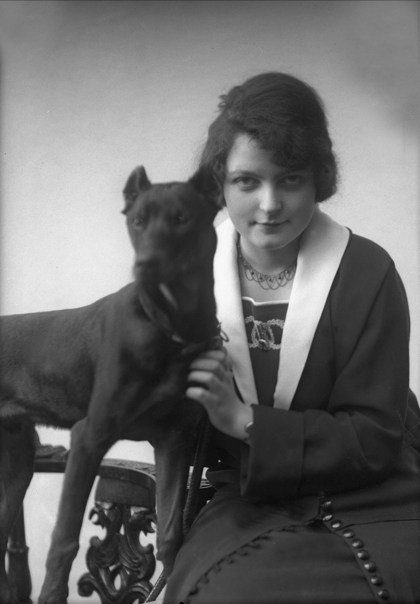 Gustav Borgen, Portrett, kvinne med hund.