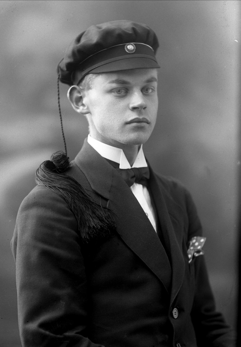 Gustav Borgen, Portrett, mann med studentlue. Student Claus Petersen.