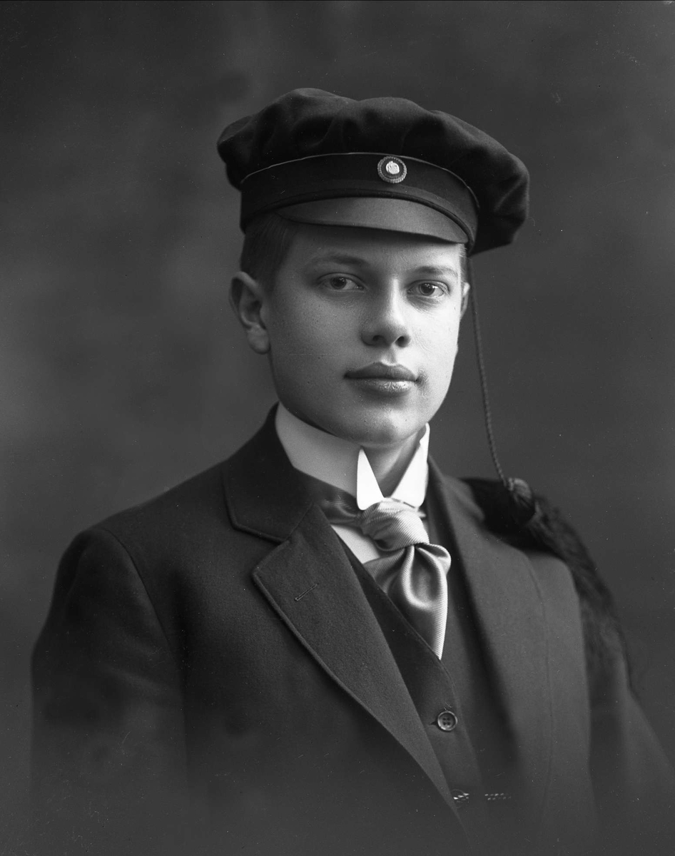 Gustav Borgen, Portrett, mann med studentlue. Student Hvatten.