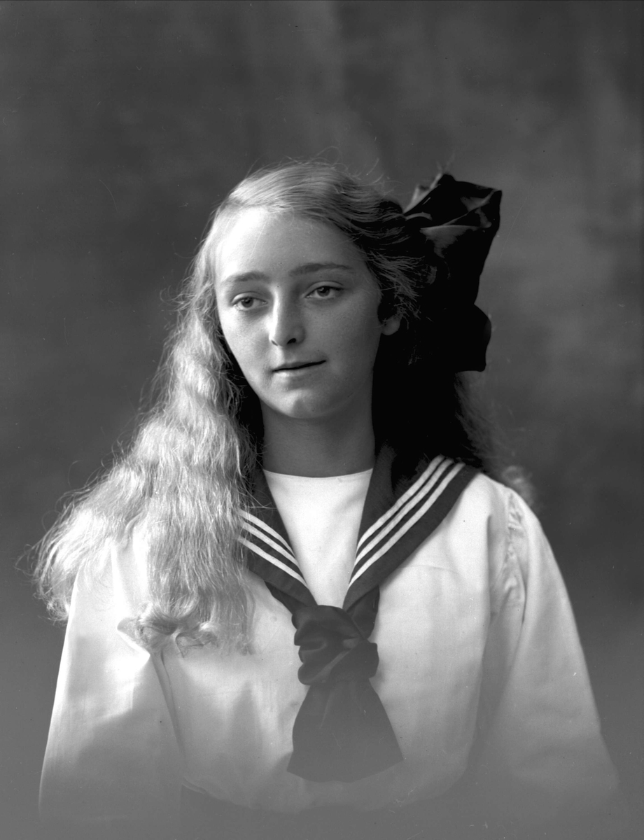 Gustav Borgen, Antakelig portrett av Kathleen Ragnhild Falsen, gift Grüner. Jente i matrosantrekk.