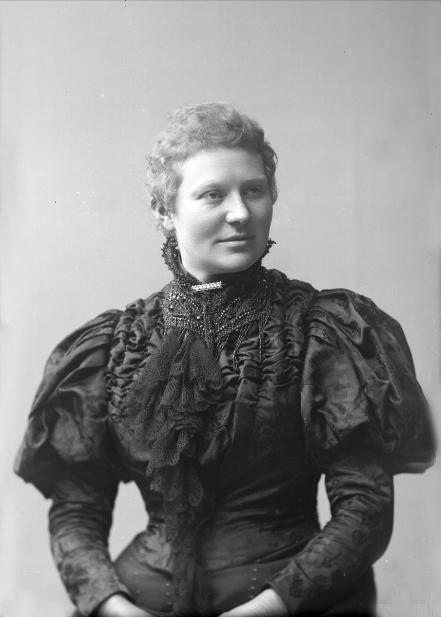 Gustav Borgen, Portrett, kvinne i svart kjole.