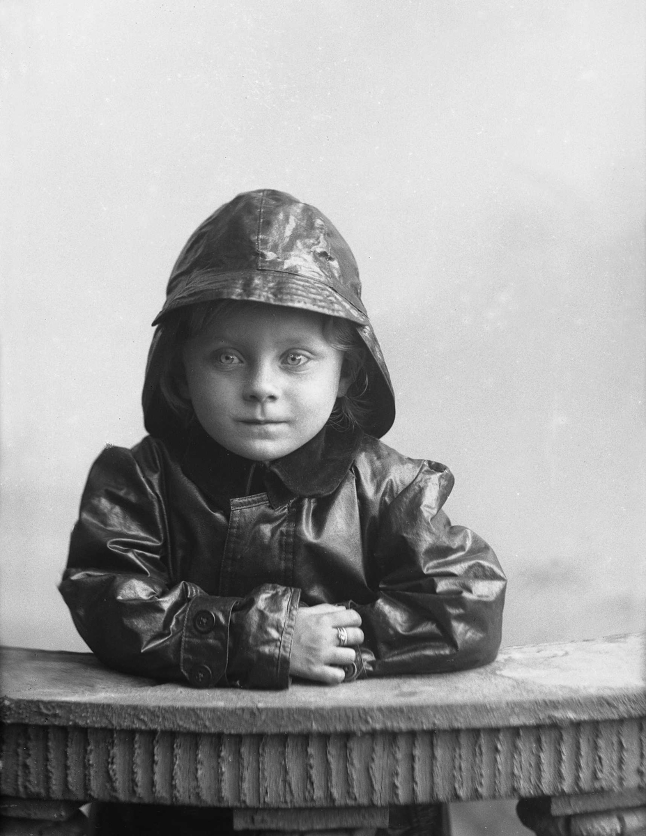 Gustav Borgen, Portrett, gutt i regntøy og sydvest.