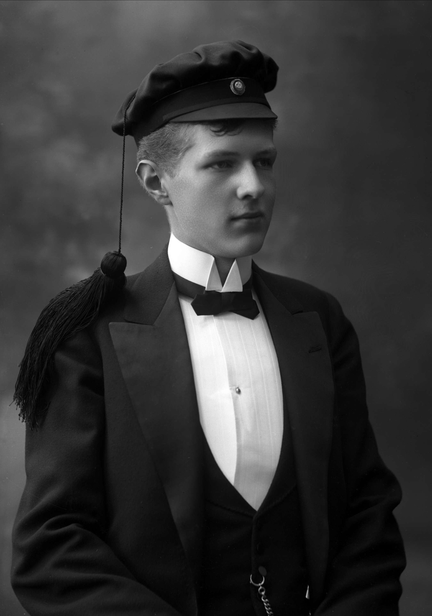 Gustav Borgen, Portrett, mann med studentlue. Student Ebbe Schelderup.