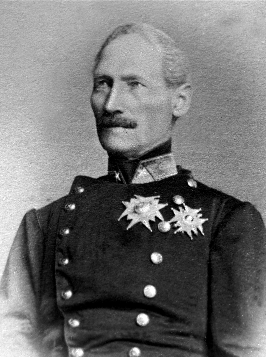 Gustav Borgen, Avfotografering. Mann i generaluniform.