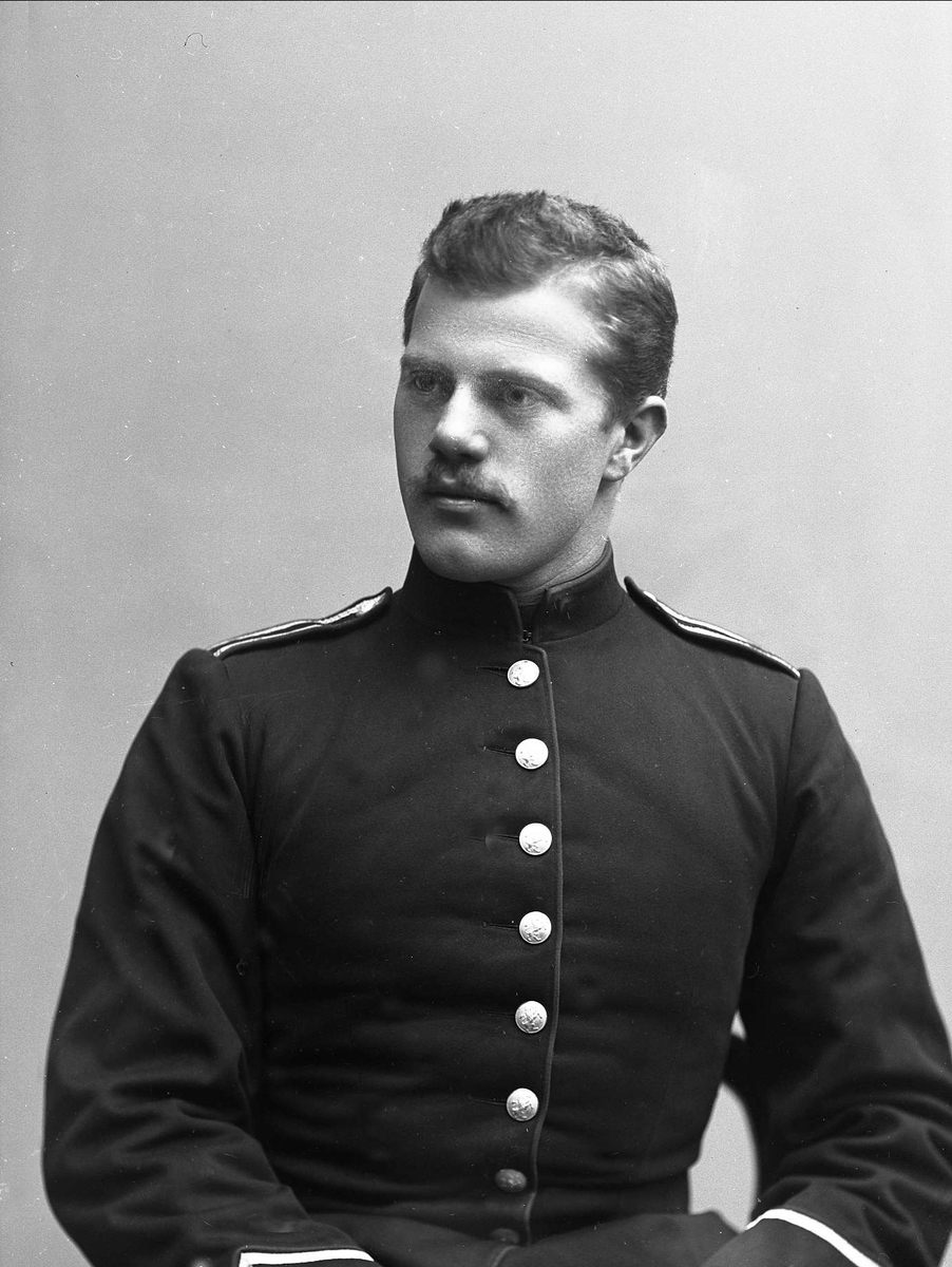 Gustav Borgen, Portrett, mann i kadettuniform.